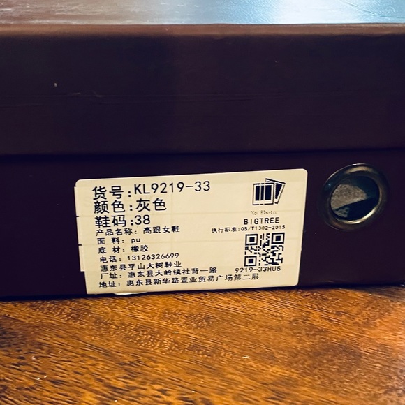 Big Tree dressy silver high heels, with adorable bow, barely worn - Picture 8 of 9